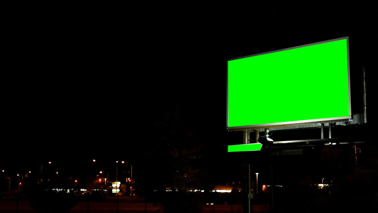cartelera vacía con pantalla verde de clave de croma en la noche 4k