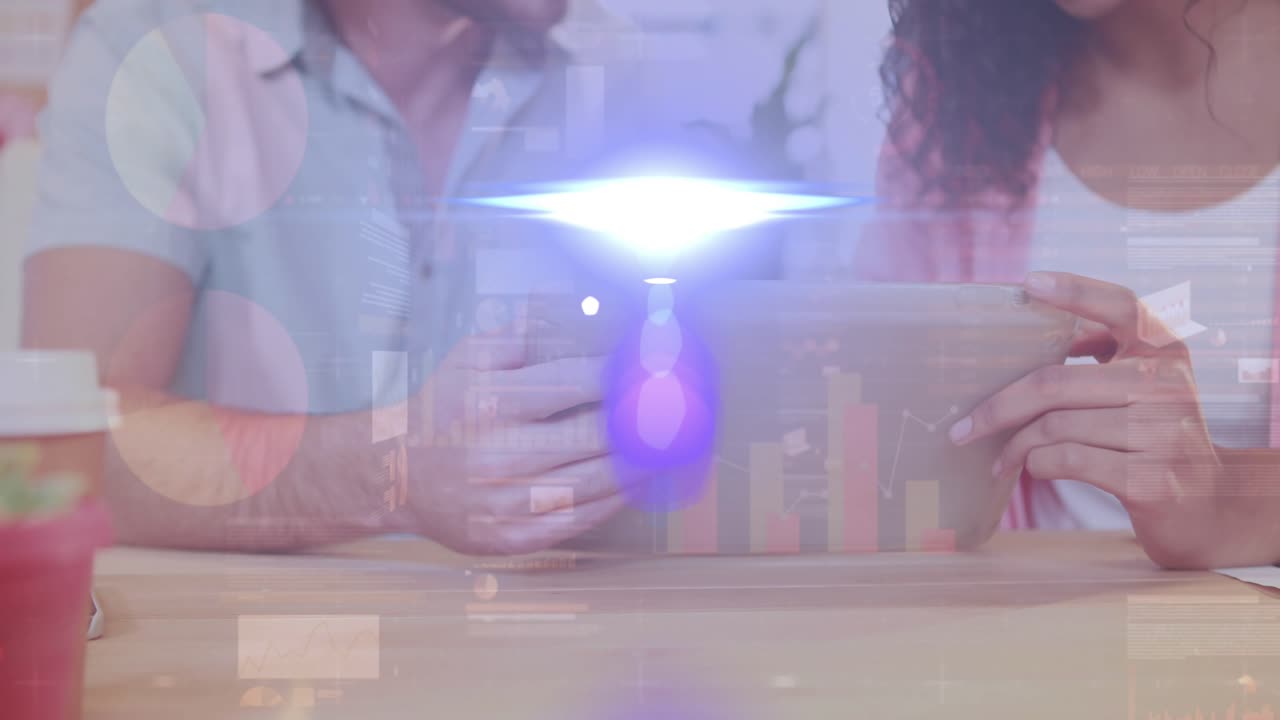 Animación de luces y gráficos sobre las manos de diversos ejecutivos trabajando en una tableta