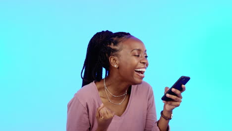 Mujer-Negra,-Teléfono-Inteligente-Y-Puño-Para-Celebración