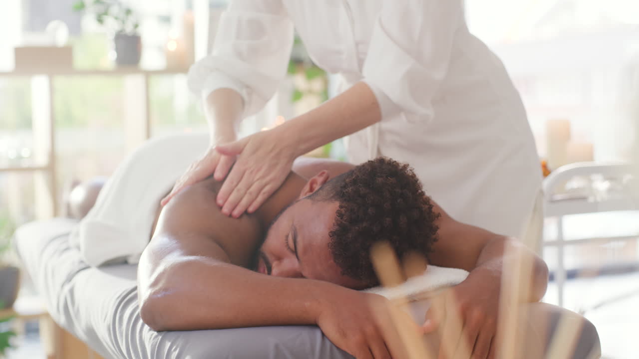 hombre recibiendo un masaje