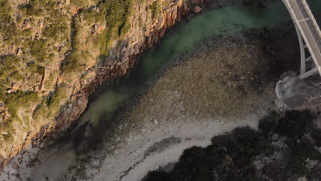 video de la hermosa vista de la costa del mar con puente y rocas