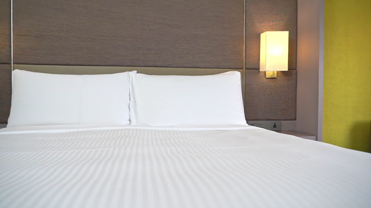 panorámica sobre una cómoda cama de hotel.