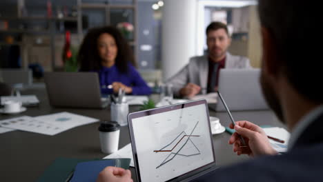 diversas reuniones de grupos de negocios utilizando computadoras portátiles para financiar la investigación en la oficina.