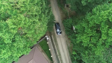 Geschmücktes-Auto,-Das-Von-Der-Hochzeit-Auf-Der-Landstraße-In-Der-Nähe-Des-Landhauses-Fährt