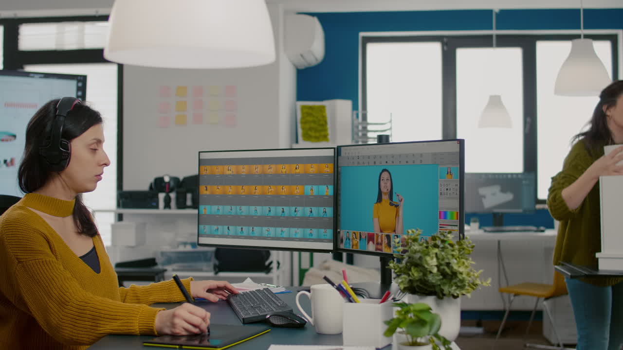 especialista en retocado centrado que trabaja en la computadora en una oficina creativa