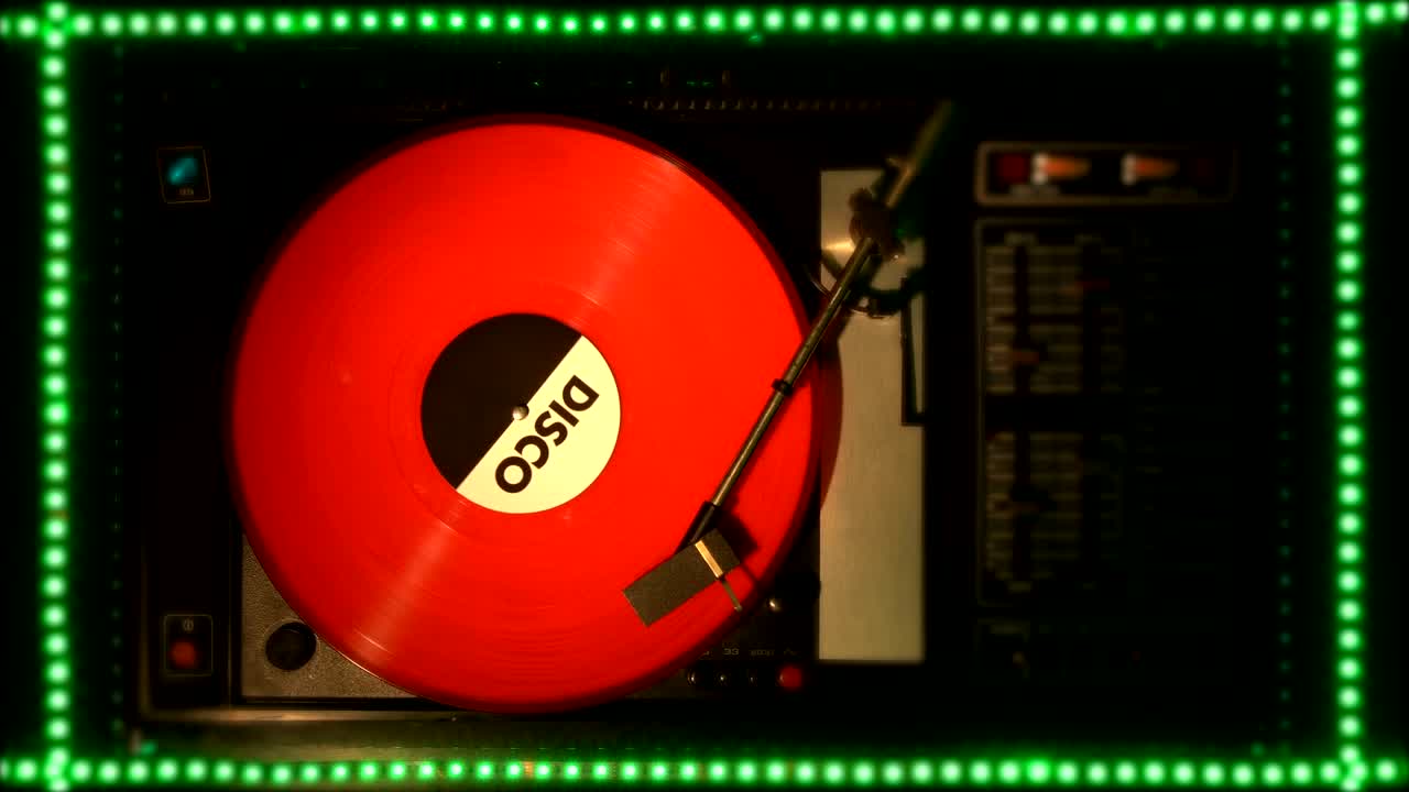 플레어에 비닐 레코드. 오래된 턴테이블에서 노래를 연주합니다.