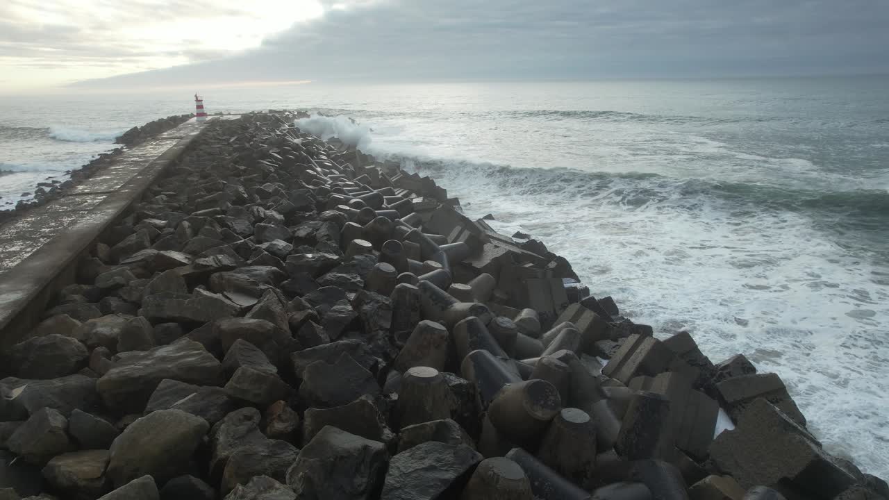 스프레이로 폭발하는 거대한 파도
