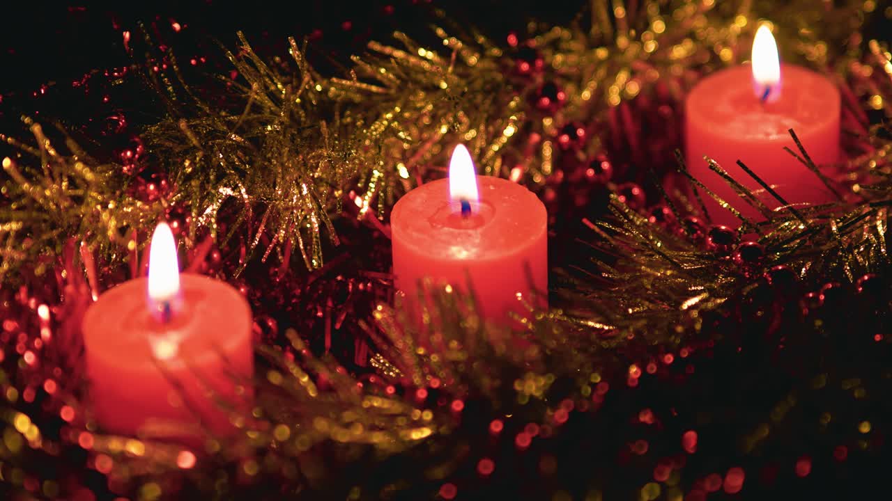 iluminación y extinción de tres velas colocadas en diagonal con espacio para copyspace en las esquinas.