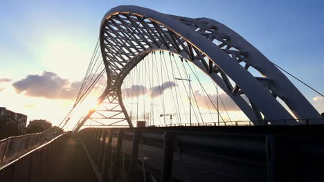 Stabbogenbrücke-Namens-Ponte-Settimia-Spizzichino-Im-Römischen-Viertel-Garbatella,-Dolly-Bewegung