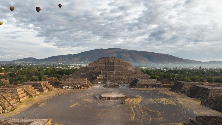 Vista aerea che si allontana dalla Piramide della Luna, alba a Teotihuacan, Messico.