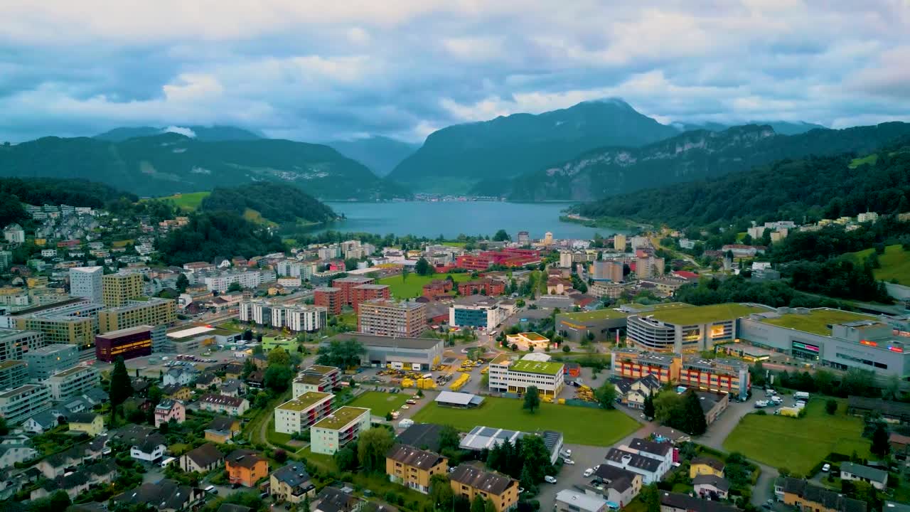 스위스 하우르의 주택과 사업의 4k 드론 비디오, 여름 저녁에 루저른 호수 연안에서 (고속)