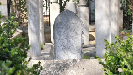 primer plano de una antigua lápida ornamentada en un cementerio