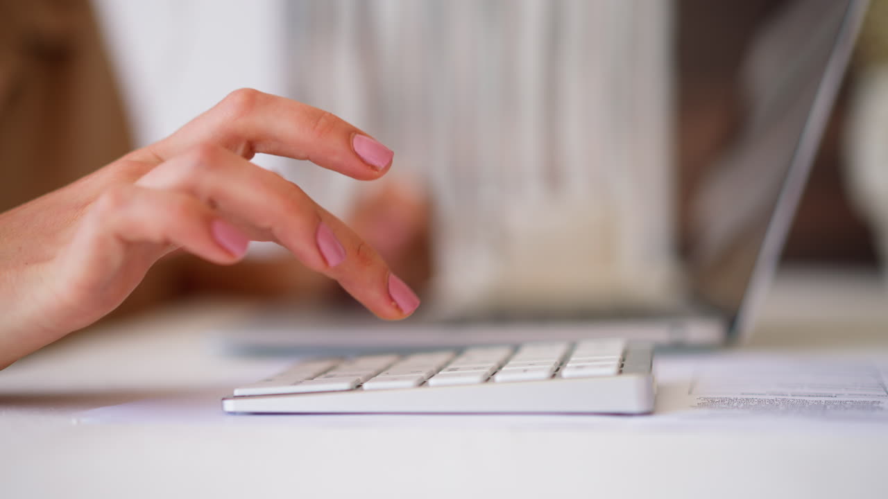 mujer hace cálculos en la palabra clave numérica blanca moderna