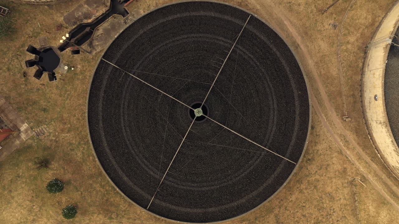 공중 조망 폐기물 처리 시설 폐수 처리 하수 시설 청소 검은 물 위생 화학 물질로 위에서 드론 4k