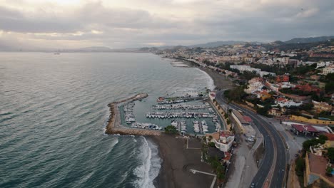 Luftdrohne,-Die-Sich-Vorwärts-Bewegt,-Schoss-über-Den-Strand-Von-El-Candado-Und-Die-Küstenstraße-In-Malaga,-Spanien,-Mit-Blick-Auf-Die-Küste,-Den-Jachthafen-Und-Die-Strandhäuser