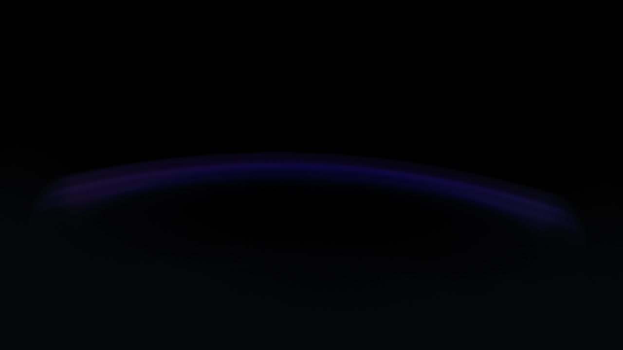 Bagliore lente blu su sfondo nero al rallentatore.