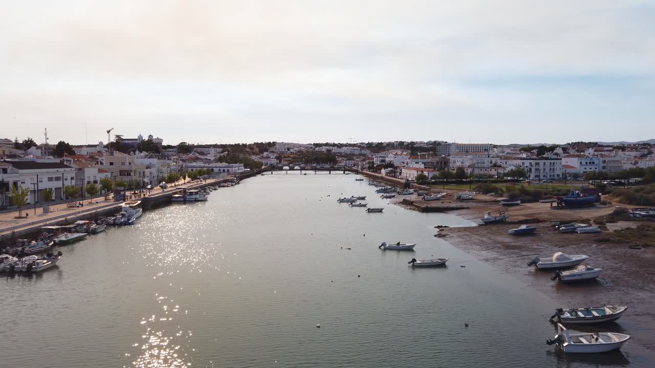 Vista sul fiume Gilao e sul porto di Tavira al tramonto, Portogallo, panoramica
