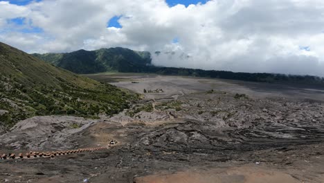 Der-Blick-Von-Der-Spitze-Des-Mount-Bromo-Zeigt-Die-Weite-Der-Schönheit-Des-Mount-Bromo-Gebiets