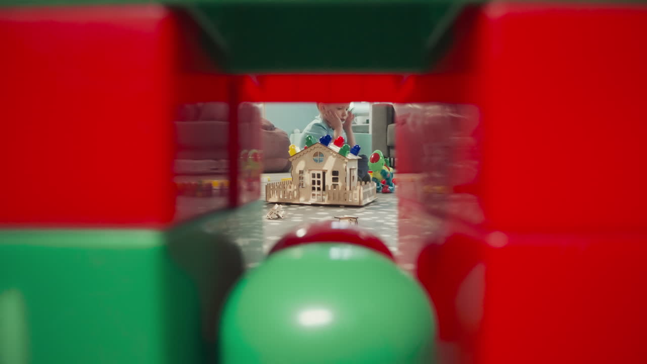 어린이 들 은 어린이집 의 나무 바닥 에 앉아 장난감 을 가지고 놀고 있다