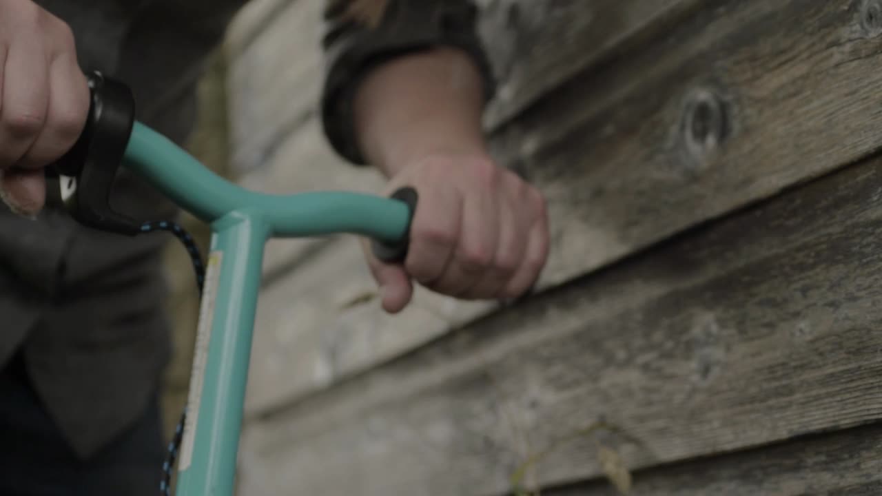 agarrando el manillar de un scooter eléctrico