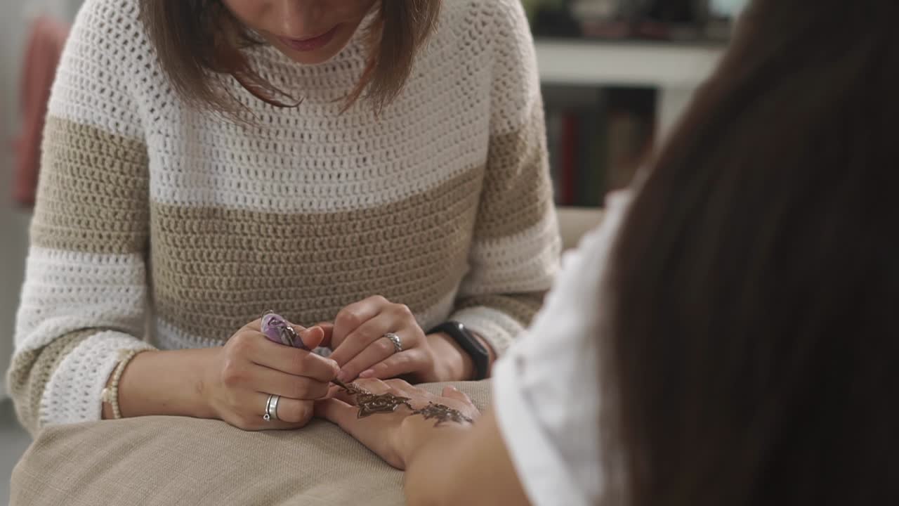 aplicación de tatuaje de henna