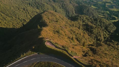 Drohnenüberflug-Aussichtspunkt-Mit-Pferdesprung,-Der-Die-Atemberaubende-Naturschönheit-Von-Funas-Auf-Der-Insel-Sao-Miguel-Offenbart