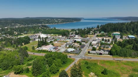 Vista-Aérea-De-La-Comunidad-Freeland-De-Whidbey-Island-Con-La-Carretera-Principal-Pasando-Justo-Al-Lado