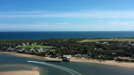 Hermoso-Día-De-Verano-Aéreo-Sobre-Las-Cabezas-De-Barwon-Y-El-Río-Barwon,-Australia