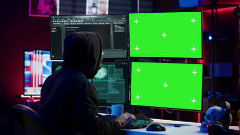 hacker desarrollando software espía en computadora de pantalla verde para robar datos