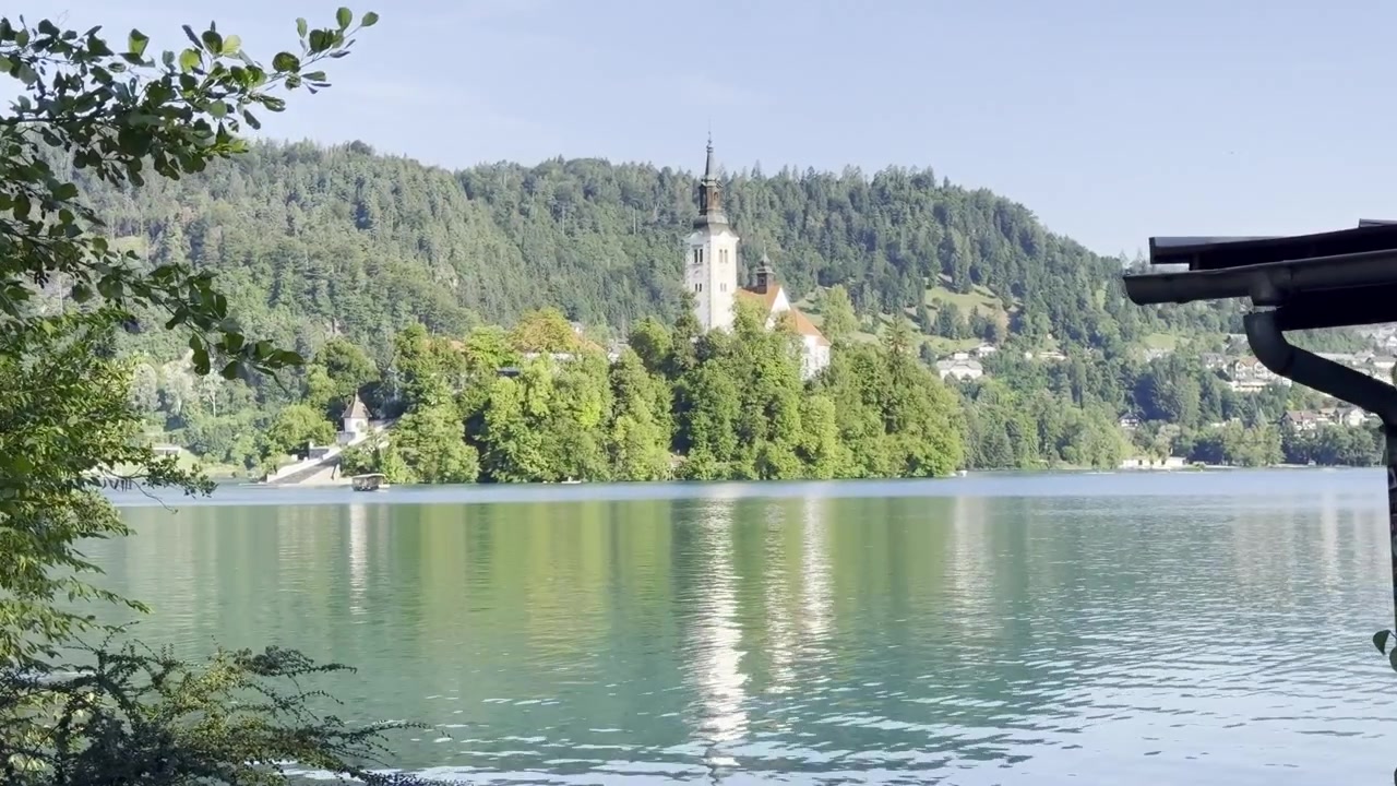 Isola del Lago di Bled in una limpida e soleggiata mattina d'estate - Bled, Slovenia