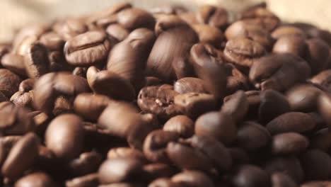 los granos de café que se vierte