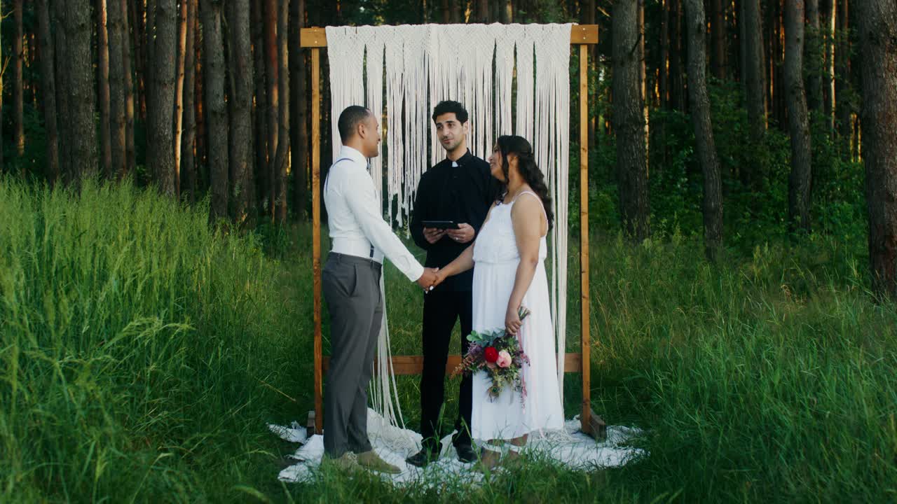 ceremonia de bodas en el bosque al aire libre