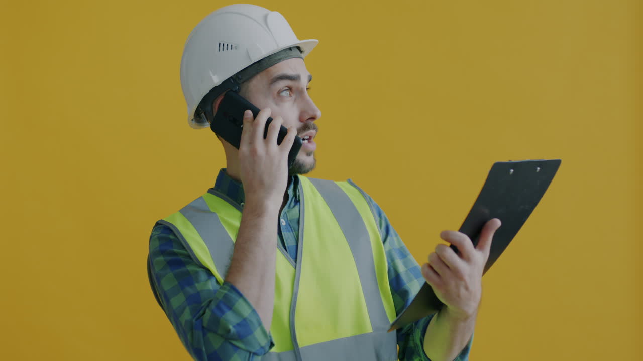 trabajador de la construcción en una llamada telefónica
