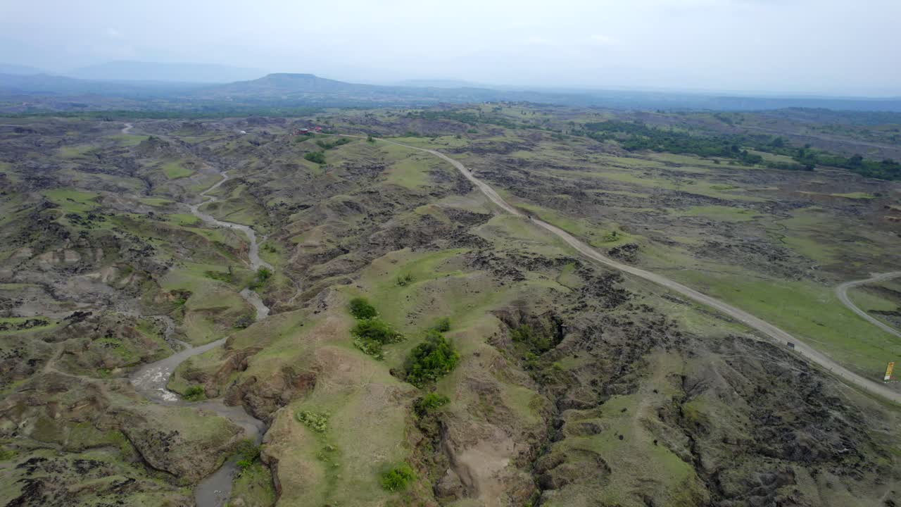 sigue el dron mientras se desliza sin esfuerzo por los laberínticos caminos tallados por siglos de viento y agua, revelando el encanto atemporal del desierto.