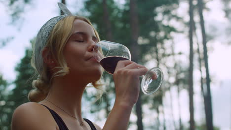 mujer joven bebiendo vino al aire libre