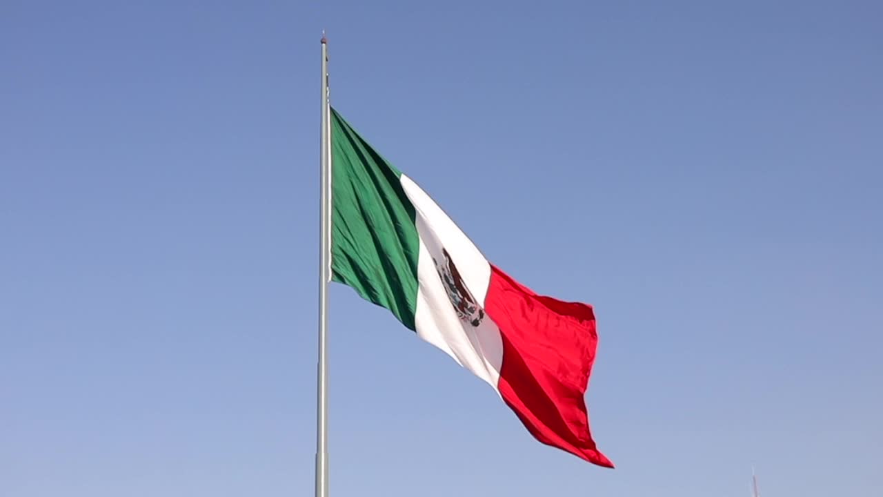 멕시코 시의 조칼로에서  ⁇ 은 오후에 공기와 함께 움직이는 멕시코  ⁇ 발의 꾸준한 영상