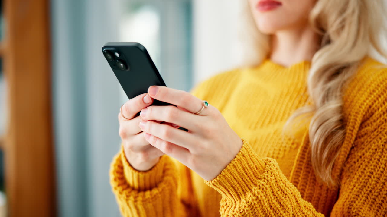 휴대전화를 사용하는 여성