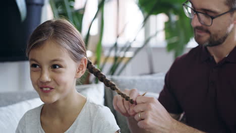 Echte-Männer-Flechten-Die-Haare-Ihrer-Töchter