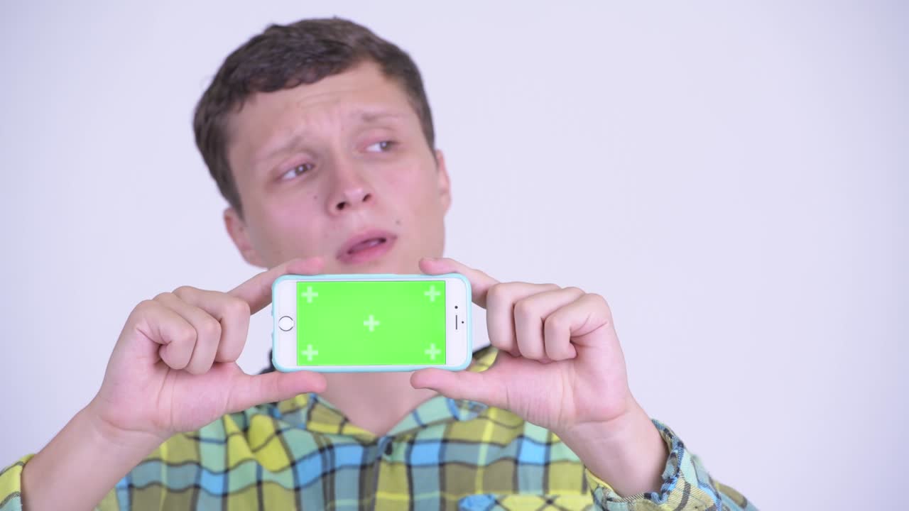 드폰을 들고 있는 젊은 잘생긴 스터 남자