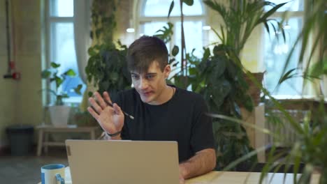 joven estudiante europeo haciendo una reunión virtual