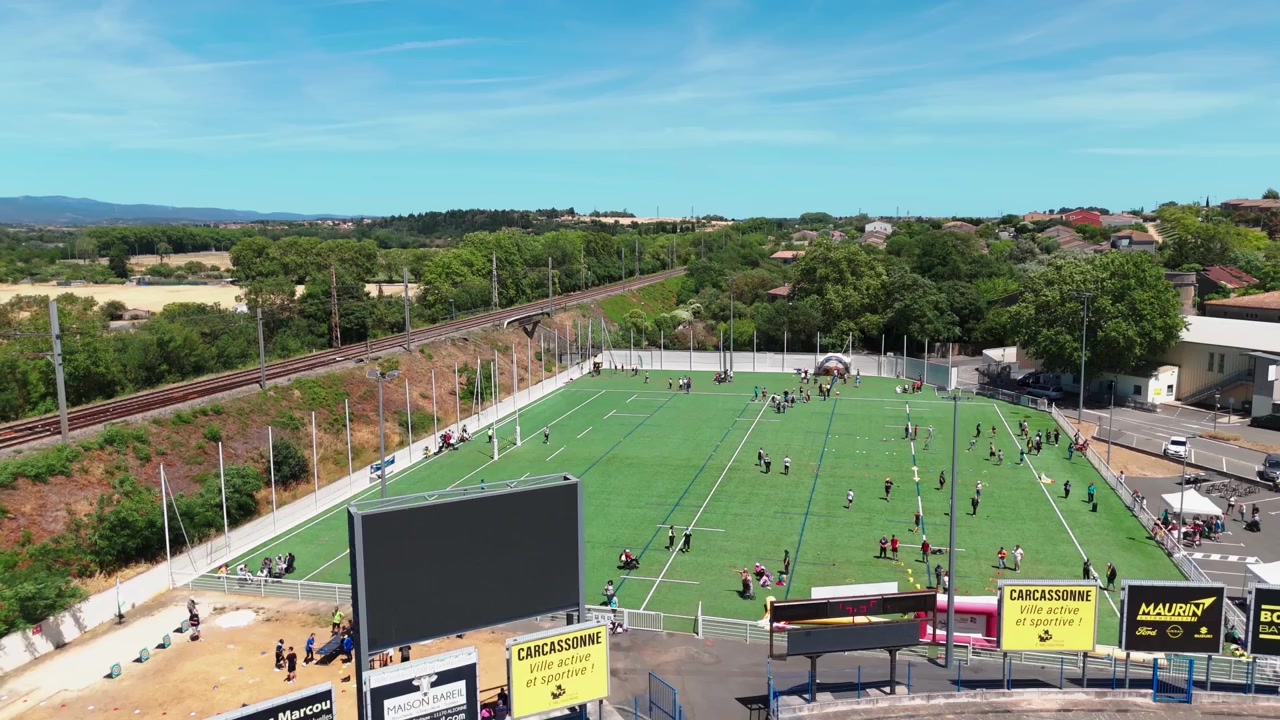 Ripresa aerea con drone su un campo da rugby di Carcassonne con i giocatori sparsi sul manto erboso