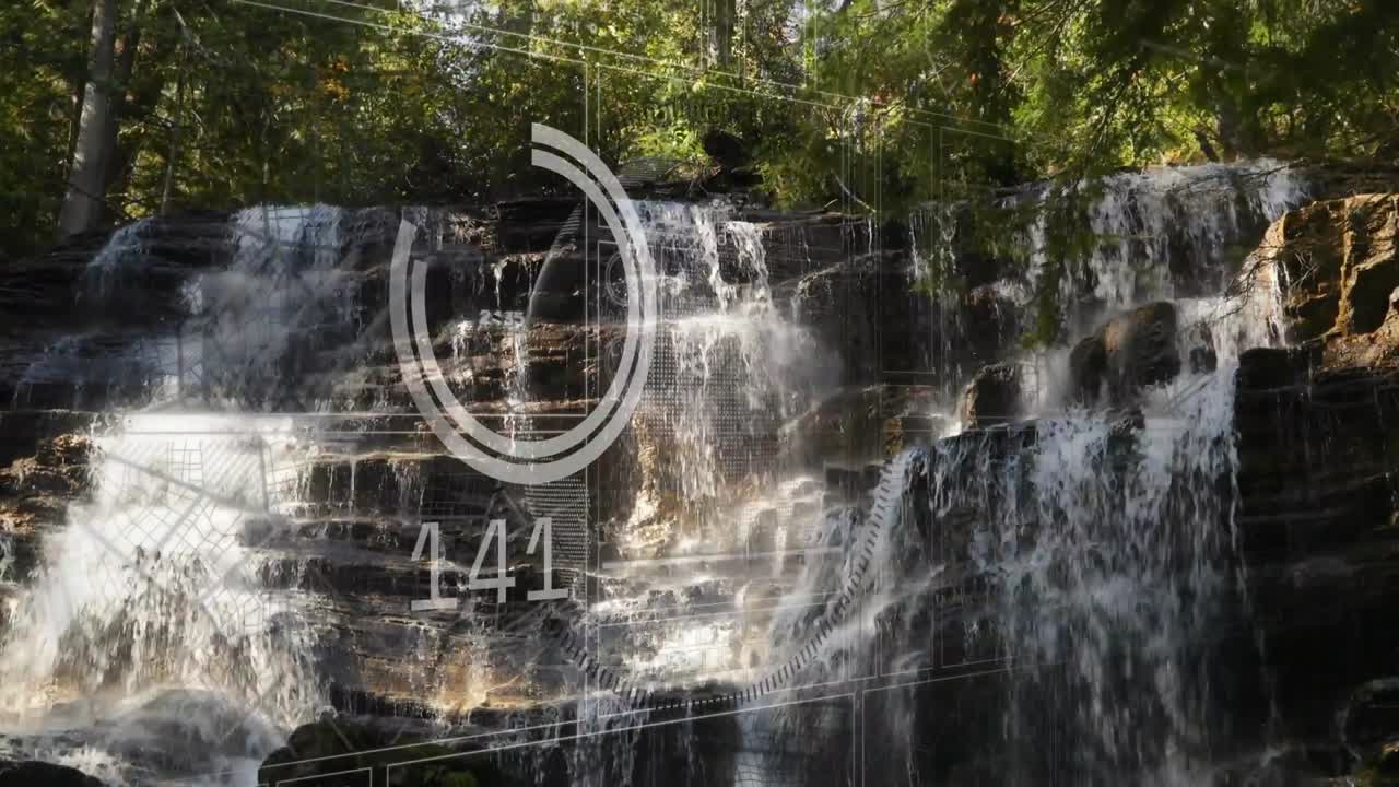Cascate a più livelli che scorrono in una foresta, con un'interfaccia HUD che appare gradualmente, numeri che salgono e poi scendono per l'idrologia.