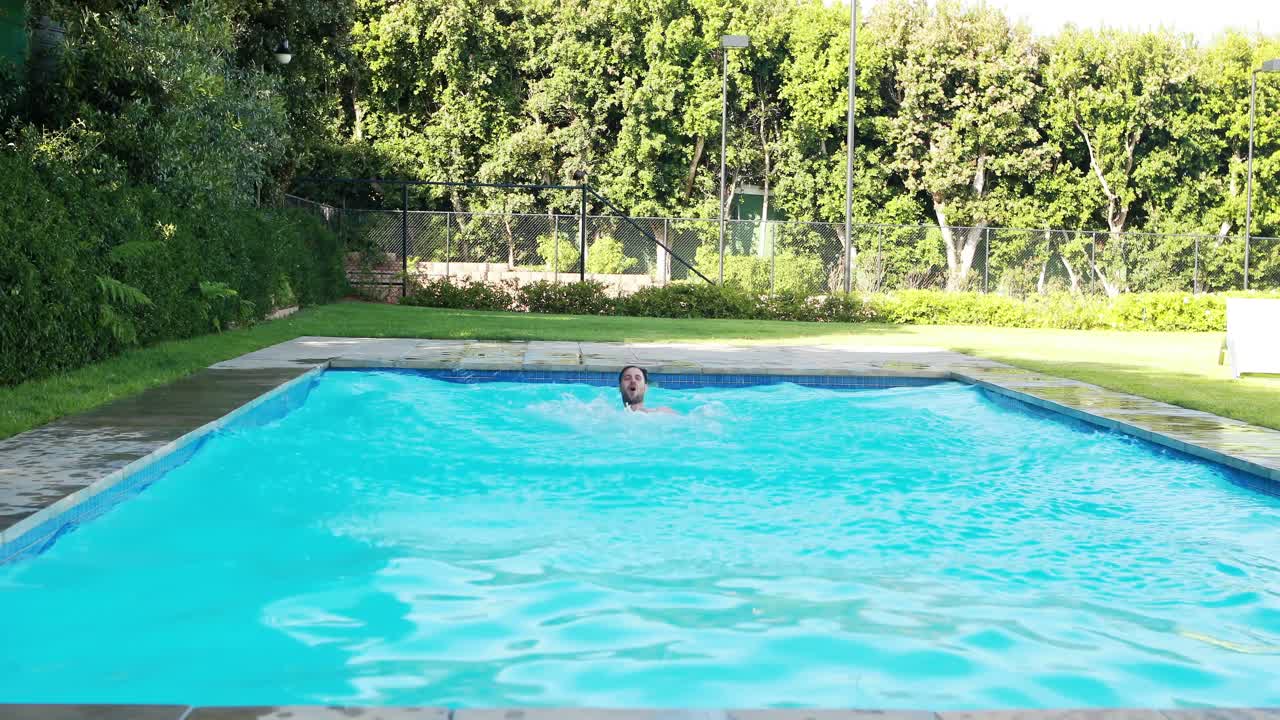 hombre saltando a la piscina