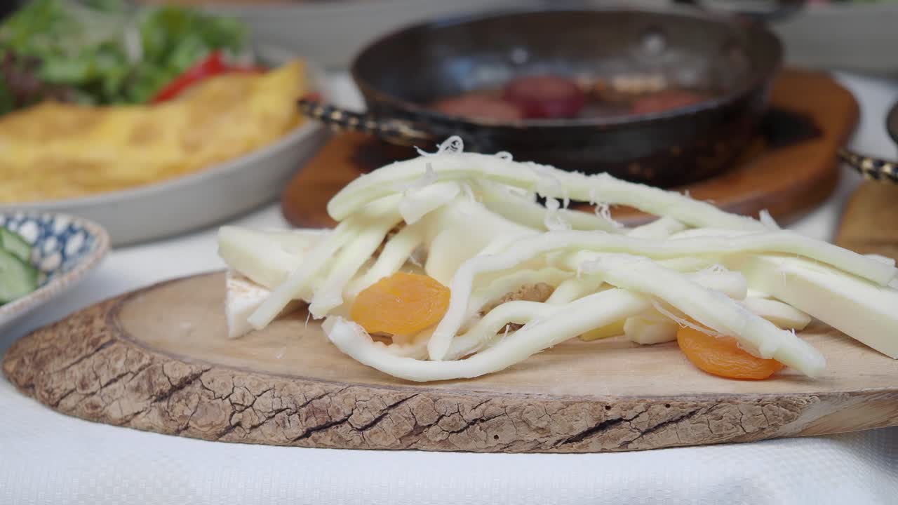 다양한 치즈와 건조한 과일과 함께 터키식 아침식사