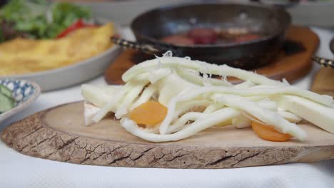 desayuno turco con quesos variados y frutas secas