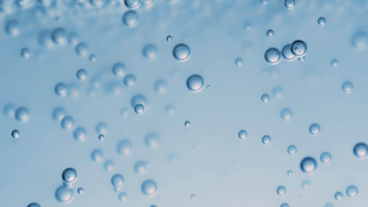 파란 물에 많은 물 거품이 가 ⁇ 게, 느린 움직임의 거품과 함께 추상적인 물 파동.