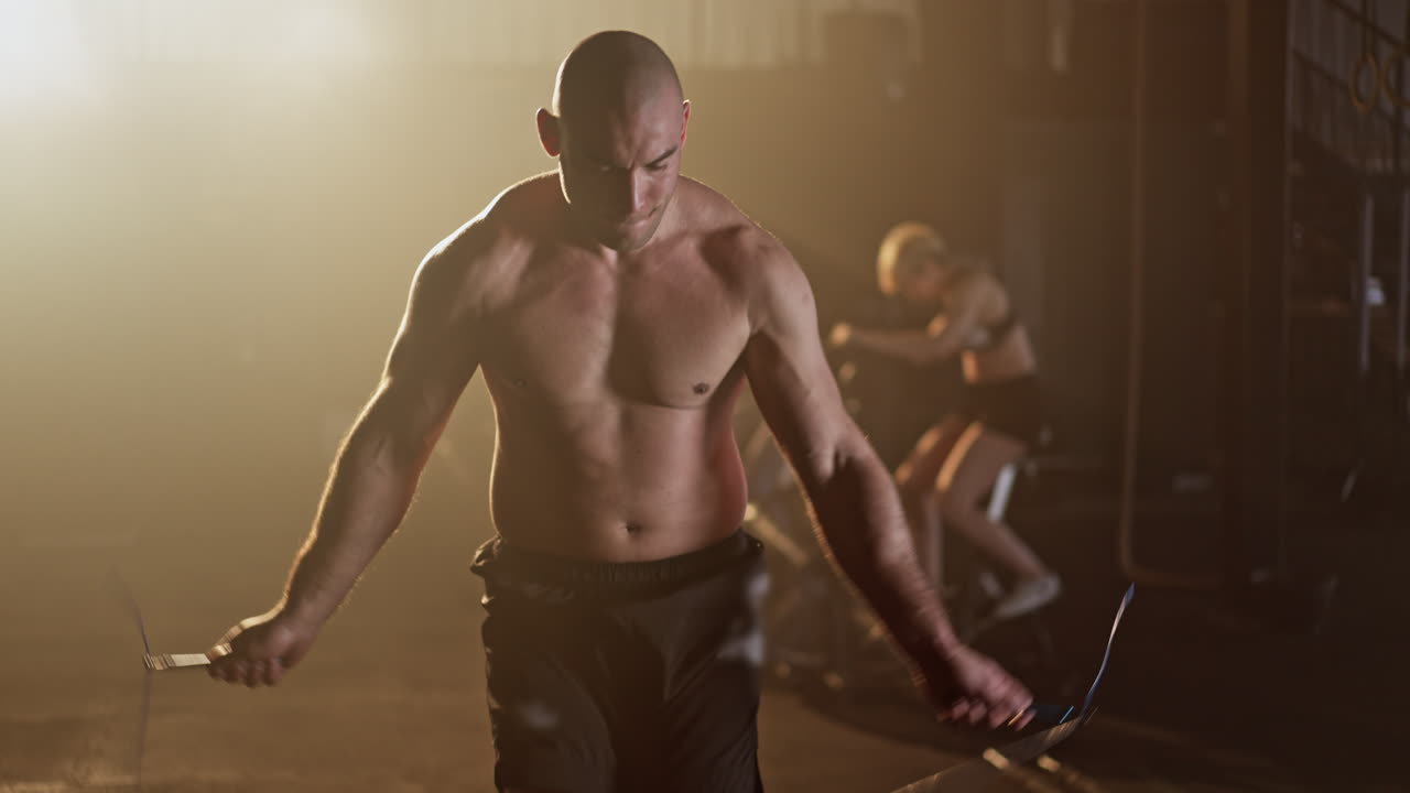 체육관에서 운동을하는 남자