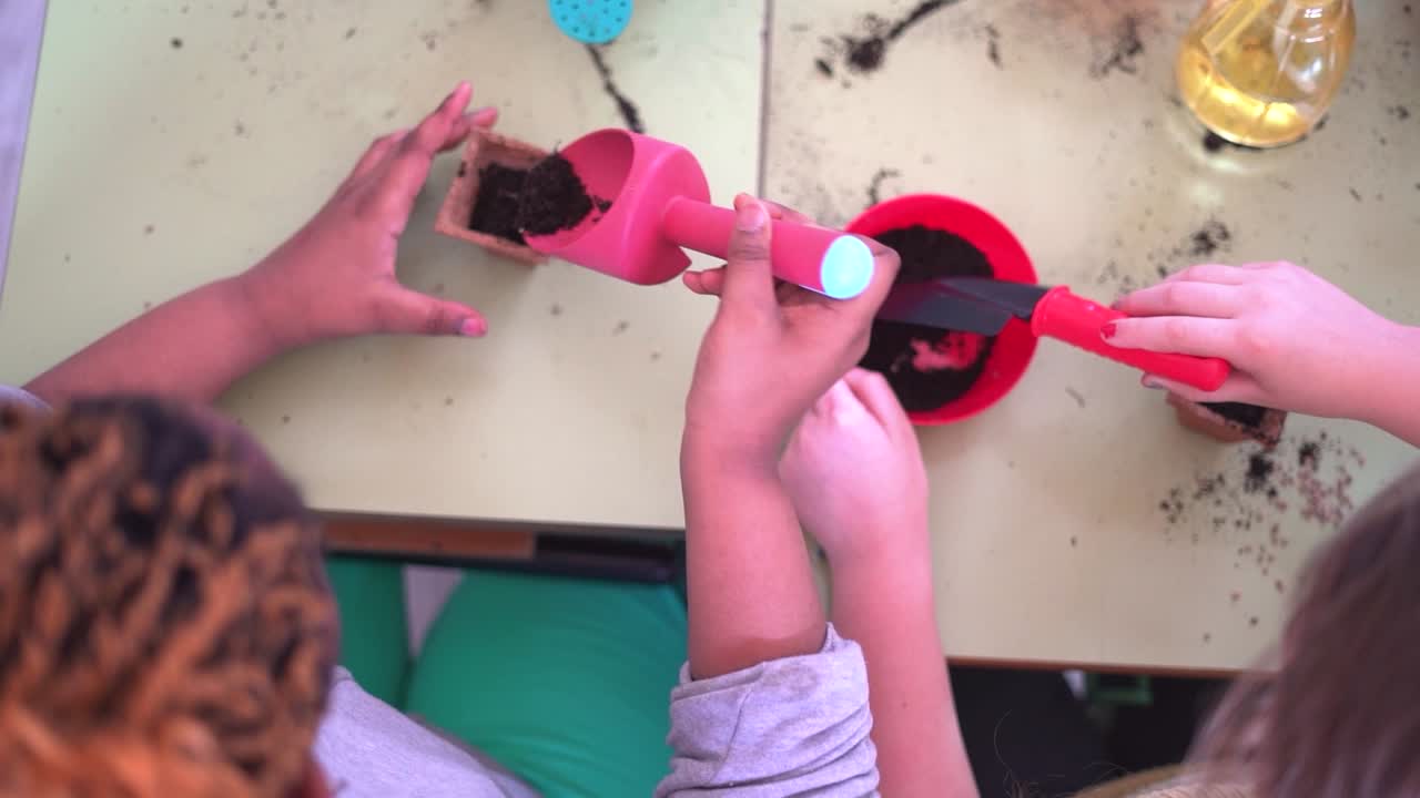 niños pequeños aprenden a plantar semillas en el jardín