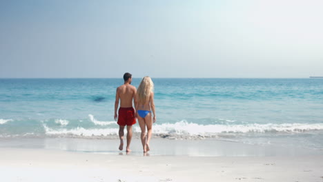 Süßes-Paar,-Das-Am-Strand-Spaziert