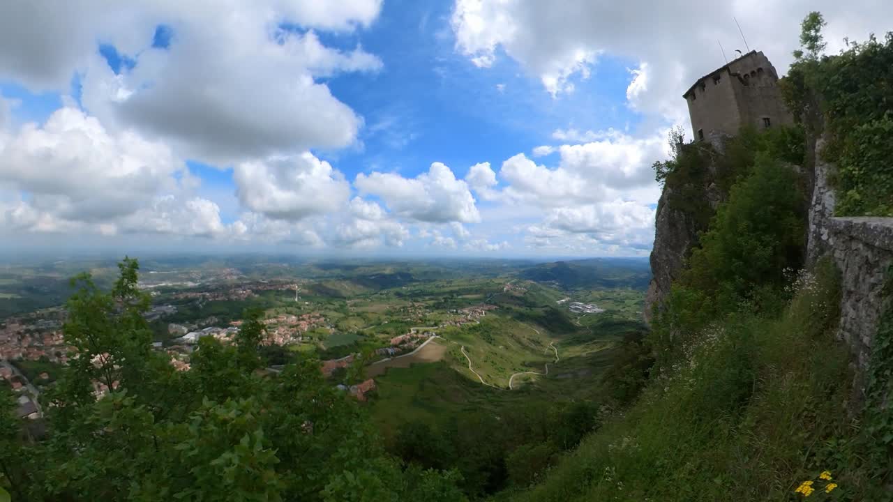 Prise de vue grand angle au ralenti du château sur le Mont Titano à Saint-Marin